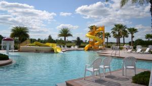 - une piscine avec toboggan dans un complexe dans l'établissement Providence Luxurious 6 Bed Pool home, Lake View, Clubhouse, Resort Pool by Orlando Holiday Rental Homes LLC 2281, à Davenport