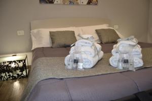 1 dormitorio con 1 cama con toallas en Karina's Rooms en Taranto