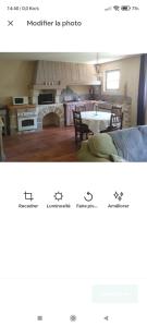 Captura de pantalla de una página web de una cocina y una sala de estar en La Bastide des Anges, en Eyguières