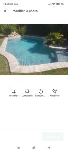 página de un sitio web con una foto de una piscina en La Bastide des Anges, en Eyguières