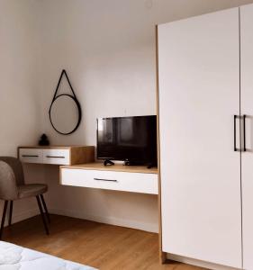 Televízia a/alebo spoločenská miestnosť v ubytovaní Ina's apartments