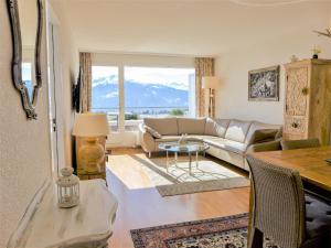 uma sala de estar com um sofá e uma mesa em Apartment Jeanne d'Arc-5 by Interhome em Crans-Montana