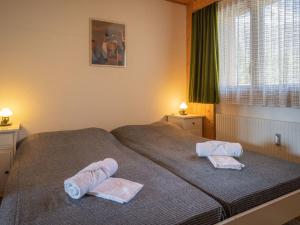 een slaapkamer met een bed met handdoeken erop bij Apartment Plein Soleil A 10 by Interhome in Ovronnaz