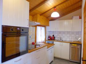 Dapur atau dapur kecil di Chalet Moulinettes N- 8 by Interhome