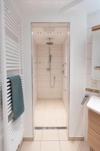 a bathroom with a shower with a glass door at Erholung in der Natur in Moselnähe, King Size Bett, Netflix, Waschmaschine, Trockner in Bengel