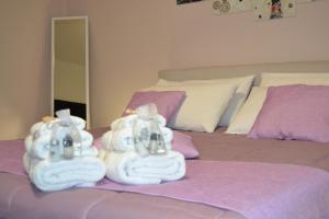 una camera da letto con due asciugamani su un letto di Karina's Rooms a Taranto