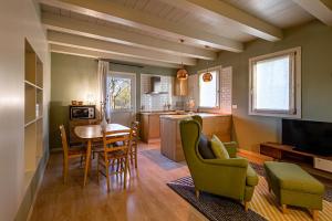 eine Küche und ein Wohnzimmer mit Tisch und Stühlen in der Unterkunft Fiori e Frutti Agriresort in Mestre