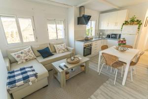 salon z kanapą i stołem w obiekcie Cortijo Mandala Nerja w mieście Nerja