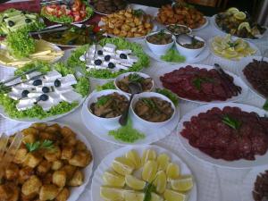 una mesa con muchos tipos diferentes de comida en ella en Хотел ПАНОРАМА ДОСПАТ en Dospat