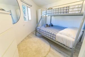 sypialnia z łóżkiem piętrowym i lustrem w obiekcie Cortijo Mandala Nerja w mieście Nerja