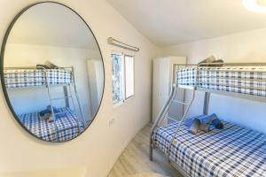 lustro w pokoju z 2 łóżkami piętrowymi w obiekcie Cortijo Mandala Nerja w mieście Nerja +31 zdjęć
