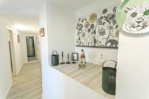 korytarz ze schodami ze sztuką na ścianie w obiekcie Cortijo Mandala Nerja w mieście Nerja
