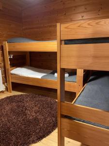 - 2 lits superposés dans une chambre avec un tapis dans l'établissement Ruka, Kelokaltiokylä, Mökki 28, à Ruka