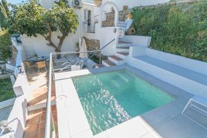 dom z basenem i schodami w obiekcie Cortijo Mandala Nerja w mieście Nerja