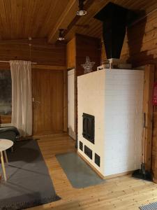 - un salon avec une cheminée en briques dans une maison dans l'établissement Ruka, Kelokaltiokylä, Mökki 28, à Ruka