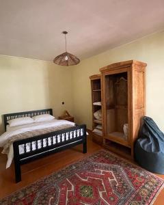 1 dormitorio con 1 cama, armario y alfombra en Debatoun, en Debed