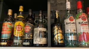 un montón de botellas de alcohol sentadas en un estante en The Teesdale Hotel en Middleton in Teesdale