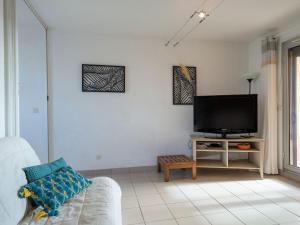 Μια τηλεόραση ή/και κέντρο ψυχαγωγίας στο Apartment Les Maisons de l'Océan-9 by Interhome