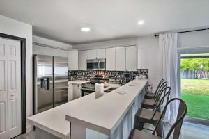 una cocina con encimera grande y sillas. en Luxury 3BR-2 1/2 Bath w/Patio Entertainment area, en Miami Gardens