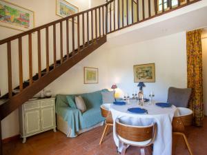 uma sala de estar com uma mesa e um sofá em Holiday Home Les Mas de Pramousquier-2 by Interhome em Rayol-Canadel-sur-Mer