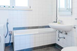 Ένα μπάνιο στο Chic City-View Apartments in Hanau +22 φωτογραφίες