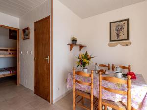 - une salle à manger avec une table et des chaises dans l'établissement Holiday Home Campestra by Interhome, à Coti-Chiavari