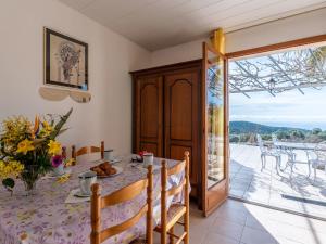 d'une salle à manger avec une table et une porte coulissante en verre. dans l'établissement Holiday Home Campestra by Interhome, à Coti-Chiavari