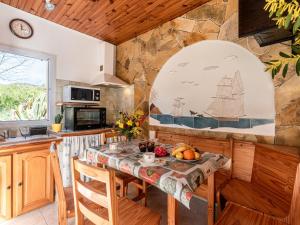 een keuken met een tafel met een tafelkleed bij Holiday Home Campestra by Interhome in Coti-Chiavari