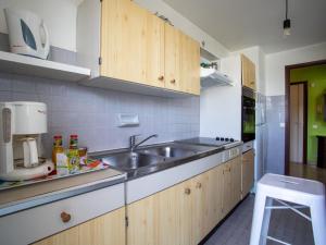 Kuchyň nebo kuchyňský kout v ubytování Apartment La Pinède-2 by Interhome