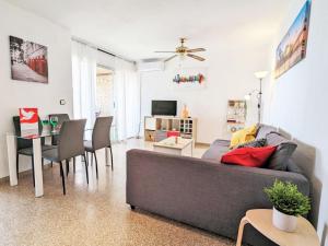 un soggiorno con divano e tavolo di Apartment Coblanca XVI by Interhome a Cala de Finestrat