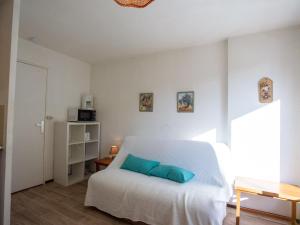La FavièreにあるStudio Côte d'Azur-5 by Interhomeのベッドルーム(白いベッド1台、青い枕付)