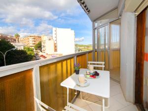 una mesa blanca y sillas en un balcón con vistas en Apartment Playsol-2 by Interhome, en Calpe