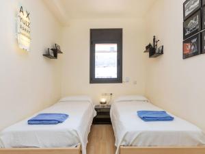 Postel nebo postele na pokoji v ubytování Apartment Jardins Sa Boadella by Interhome