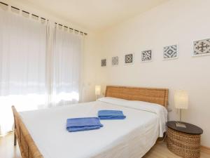 Postel nebo postele na pokoji v ubytování Apartment Jardins Sa Boadella by Interhome