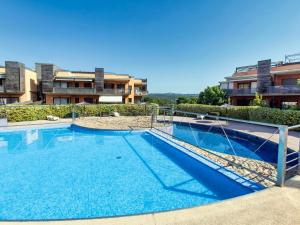 Bazén v ubytování Apartment Jardins Sa Boadella by Interhome nebo v jeho okolí
