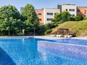 Bazén v ubytování Apartment Jardins Sa Boadella by Interhome nebo v jeho okolí