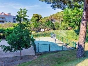 Tenis a/nebo squash v ubytování Apartment Jardins Sa Boadella by Interhome nebo okolí