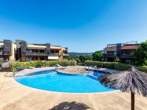 Bazén v ubytování Apartment Jardins Sa Boadella by Interhome nebo v jeho okolí