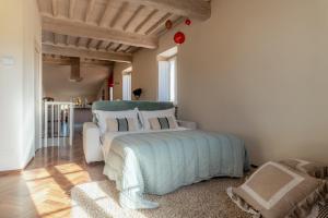 1 dormitorio con 1 cama grande y 1 sofá blanco en Guest House Bianca, en Lucca