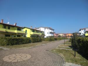 una calle adoquinada en una ciudad con casas en Villaggio Laguna app.to 5 e 38, en Caorle