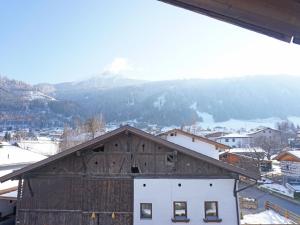 een dak van een gebouw met een berg op de achtergrond bij Apartment Haus Zimmermann by Interhome in Innsbruck