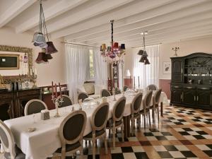Restoran või mõni muu söögikoht majutusasutuses MANOIR LE COUTUREAU maisons d'hôtes
