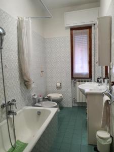 un bagno con vasca, WC e lavandino di Blue Daisy Apartment a Rapallo Altre 17 foto