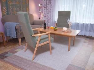 uma sala de estar com uma mesa e uma cadeira em Holiday Home Strandwinkel by Interhome em Norddeich