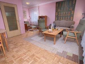 uma sala de estar com um sofá, uma mesa e cadeiras em Holiday Home Strandwinkel by Interhome em Norddeich