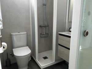 y baño con aseo y ducha. en Apartment Sagrada Familia Grassot - Industria by Interhome, en Barcelona