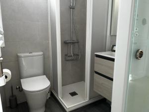 une salle de bain avec toilettes et douche dans l'établissement Apartment Sagrada Familia Grassot - Industria by Interhome, à Barcelone