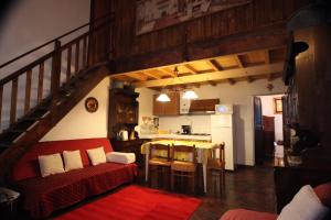 ein Wohnzimmer mit einem roten Sofa und einer Küche in der Unterkunft Antica Corte Milanese in Novate Milanese