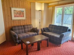 - un salon avec deux canapés et une table basse dans l'établissement Apartment Chalet Abendrot-27 by Interhome, à Grindelwald