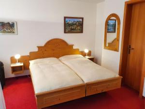 グリンデルワルトにあるApartment Chalet Abendrot-2 by Interhomeのベッドルーム1室(木製ベッド1台付)
